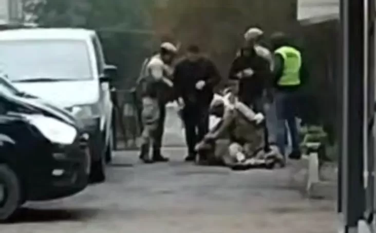 У Тернополі зафіксували момент затримання людей у камуфляжній формі