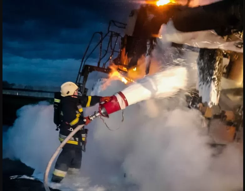 У Бучачі в полі згорів комбайн: є відео пожежі