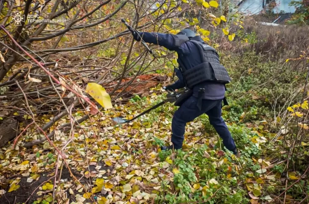 На дитячому майданчику в Тернополі виявили снаряд