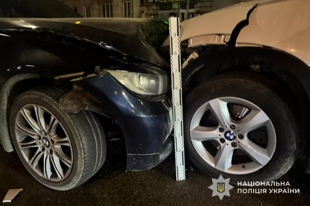У центрі Тернополя зіткнулися дві автівки BMW