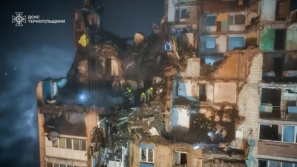 Третя доба пошуково-рятувальних робіт: у Тернополі триває розбір завалів після ворожого удару