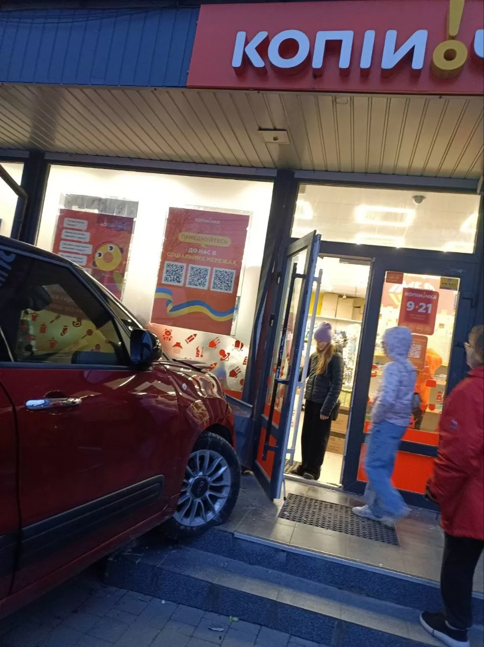 У Тернополі на "Алясці" водійка в'їхала у магазин