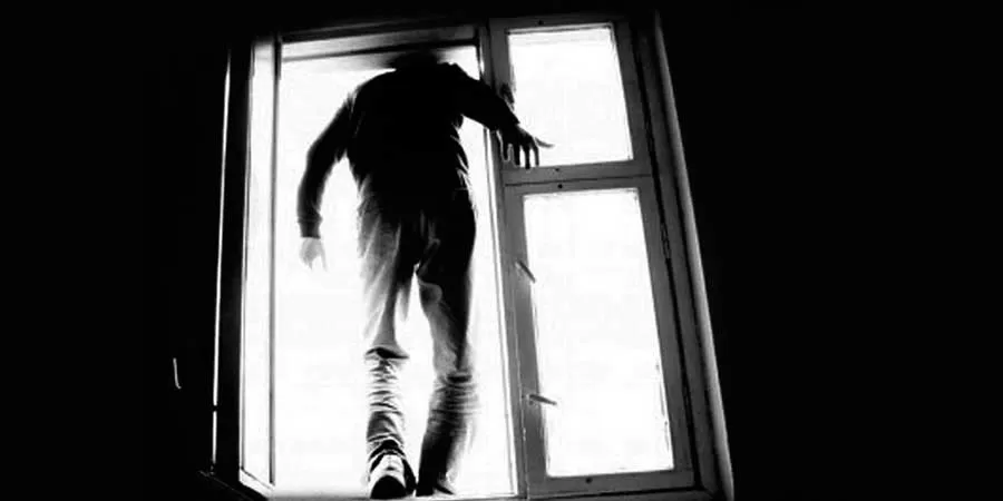 Зв'язав одяг і виламав вікно: у Тернополі з п'ятого поверху будівлі ТЦК випав чоловік