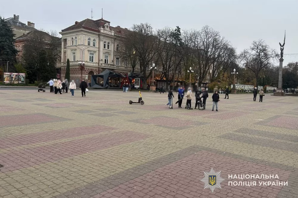 У Тернополі на Театральному майдані водій на електросамокаті збив дитину: розшук