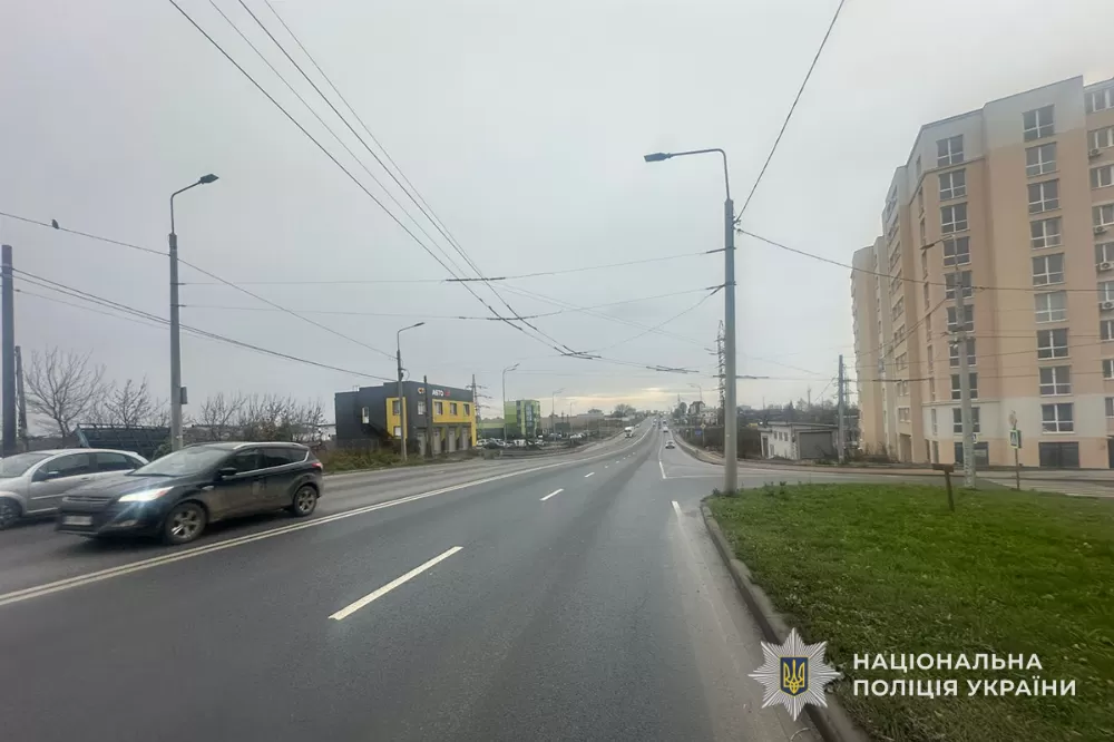 У Тернополі дівчина на мотоциклі зламала ногу