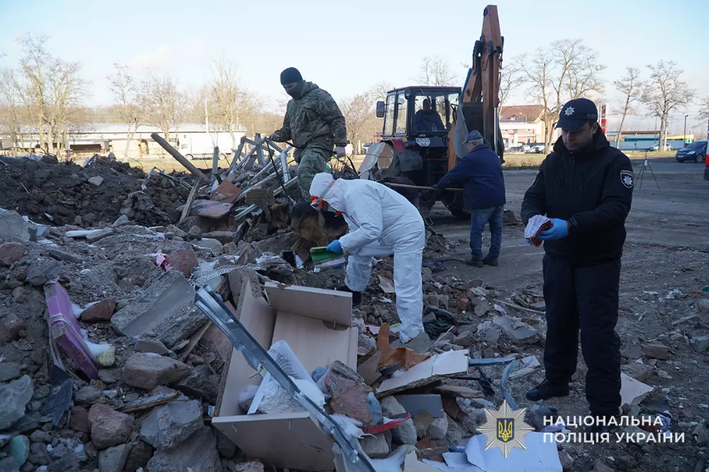 У Тернополі триває пошук безвісти зниклих: поліція, криміналісти та кінологи працюють серед сотень тонн завалів
