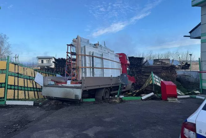 У Тернополі фургон в'їхав в огорожу автозаправки