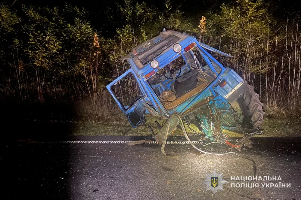 На Тернопільщині бус зіткнувся з трактором: постраждали семеро людей