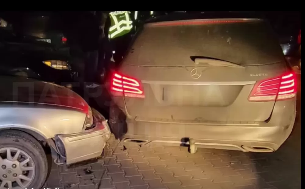 П’яний водій Mercedes не зупинився на вимогу патрульних і врізався в авто