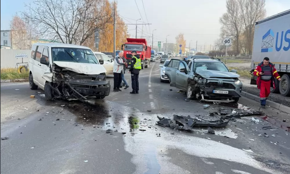 У Тернополі аварія з потерпілими: зіткнулися Volkswagen та Toyota