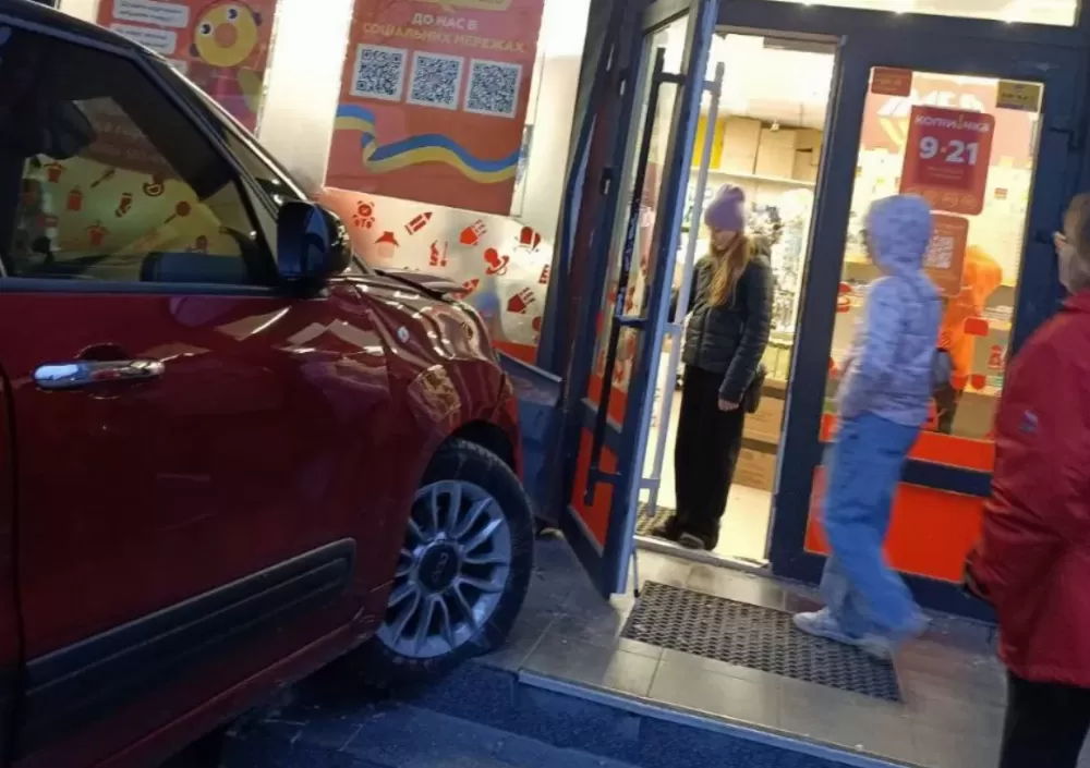 У Тернополі водійка в'їхала автівкою у магазин "Копійочка"