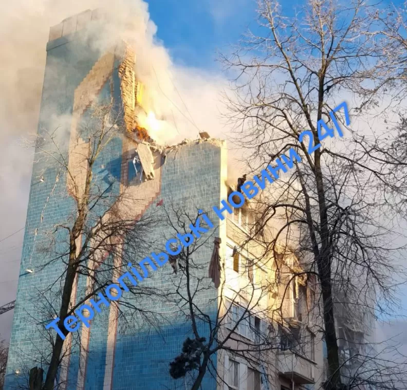 Удари по Тернополю: тіла людей лежать на вулиці