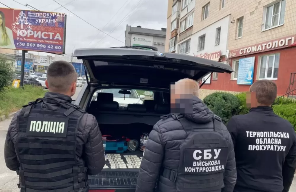 У Тернополі затримали чоловіка, який вимагав у військового хабар 2500 доларів