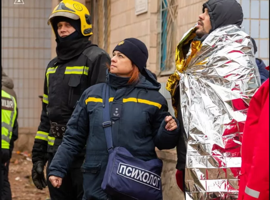 У Тернополі чоловік три дні чекав біля руїн будинку: рятувальники шукали дружину та дітей