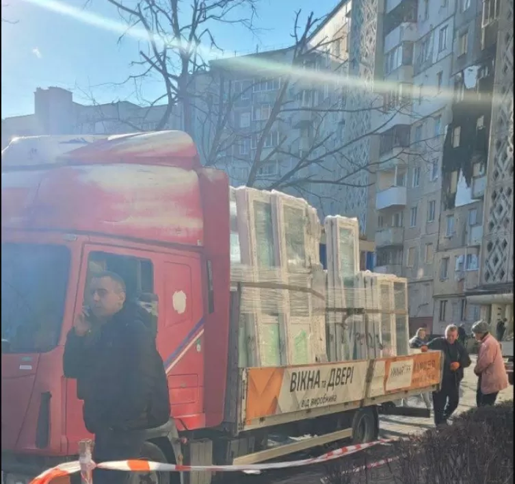 У Тернополі у будинку на 15 Квітня, що постраждав від ракети, встановлюють вікна