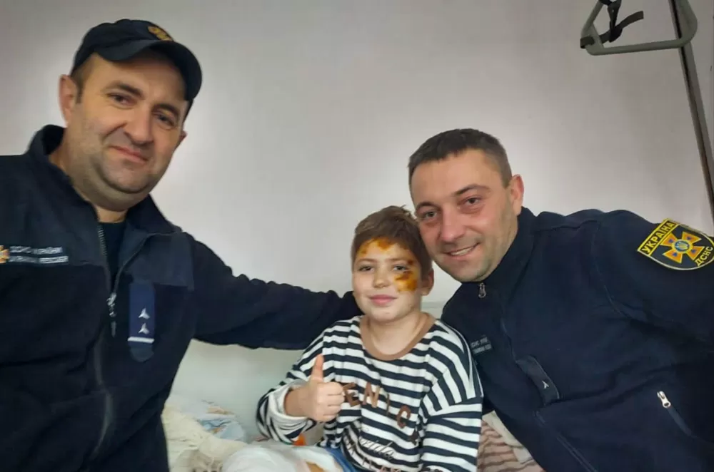 Рятувальники навідали хлопчика, якого виносили після ракетного удару по Тернополю
