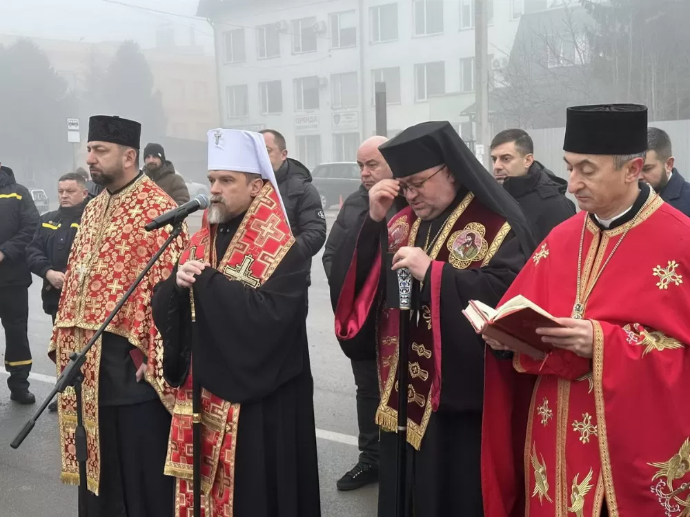 У Тернополі освятили хрест на місці загибелі людей після ракетного удару