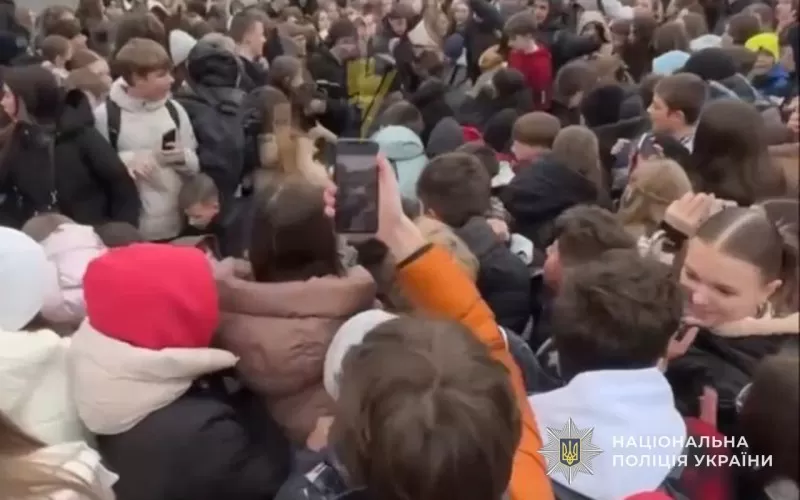 У центрі Тернополя безкоштовно роздавали бургери: травмувалися діти