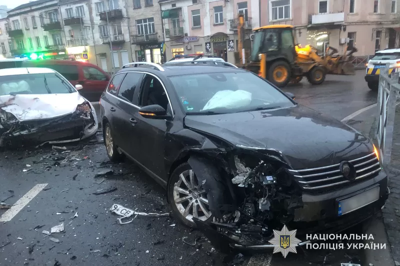 У Теребовлі водійка на "Фолькцвагені" зіткнулась з "Фордом": травмувався 5-річний хлопчик