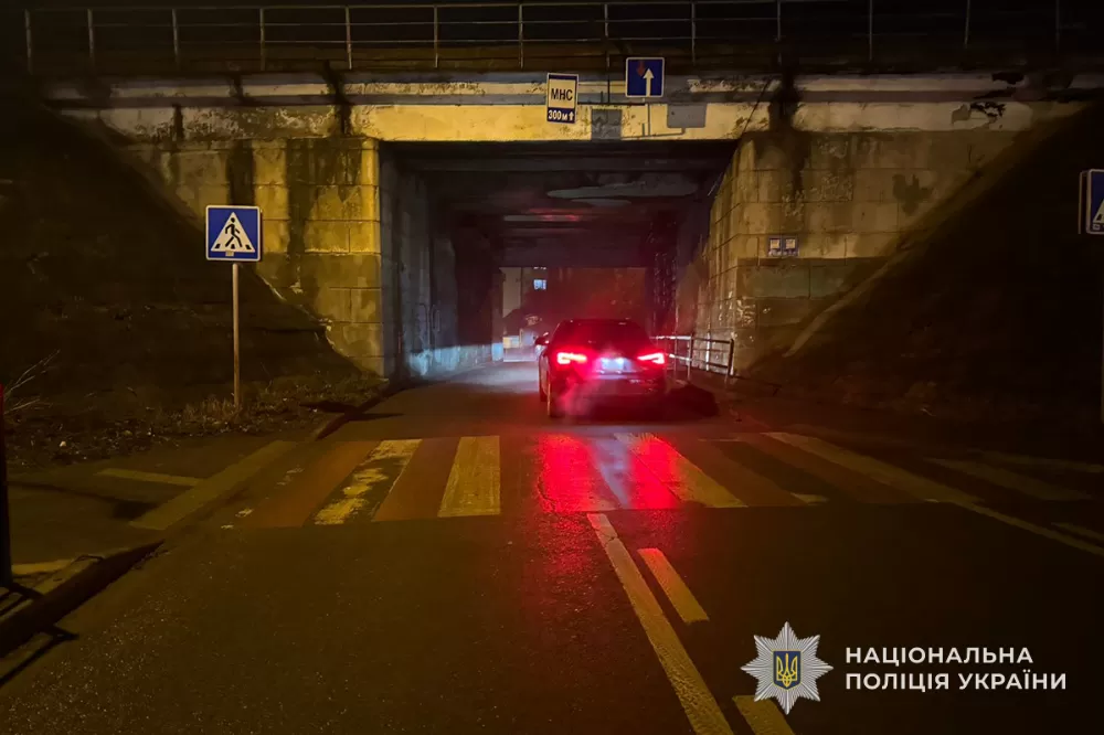 У Тернополі водій на Audi Q5 переїхав жінці ногу