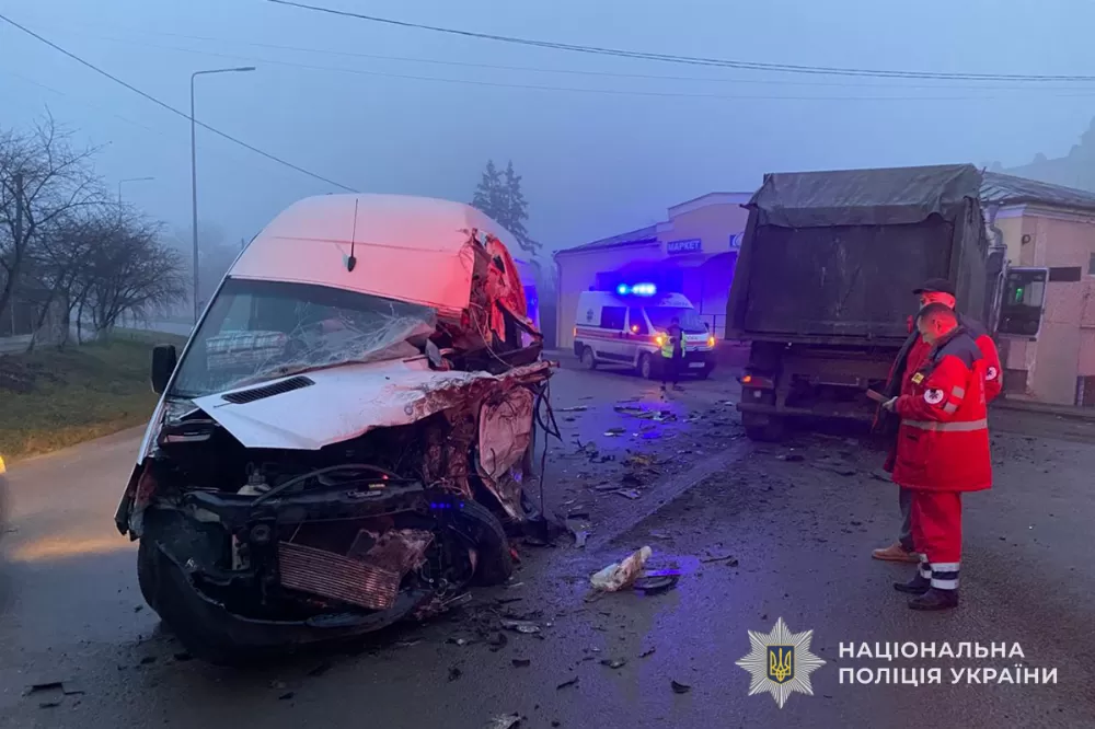 Смертельне зіткнення на Тернопільщині: не розминулися "Мерседес Спрінтер" і тягач "Рено"