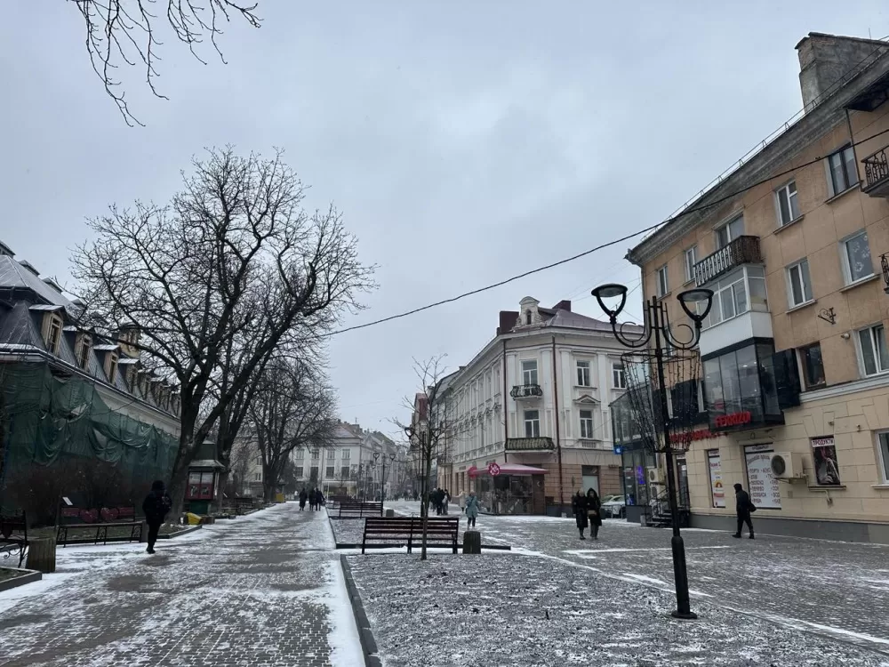 У Тернополі посипають вулиці протиожеледними засобами