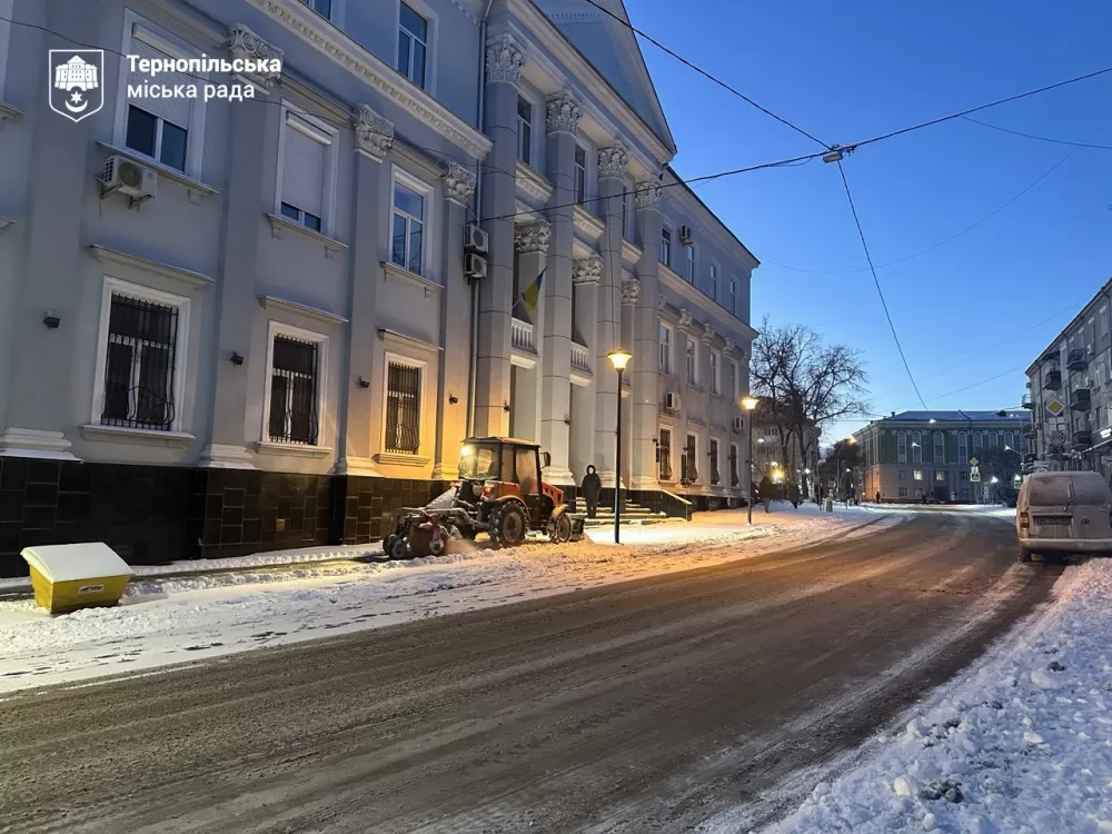 У Тернополі цілодобово прибирають сніг