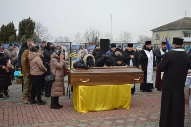 Поховали молодого воїна з Тернопільщини: не встиг відсвяткувати перший день народження синочка