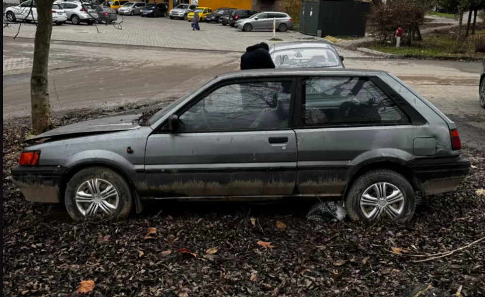 У Тернополі власників покинутих автомобілів просять прибрати транспорт з вулиць