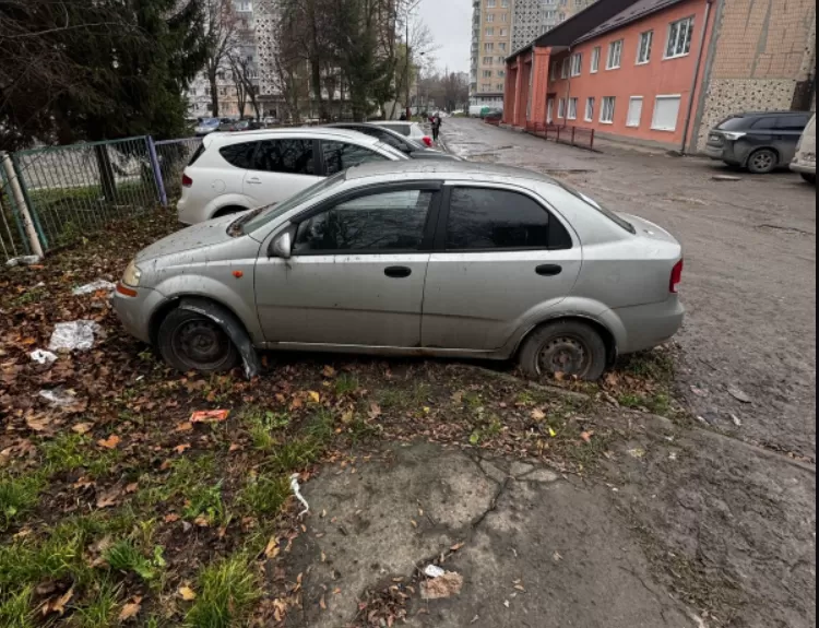Власників покинутих автомобілів просять забрати транспорт з вулиць Тернополя
