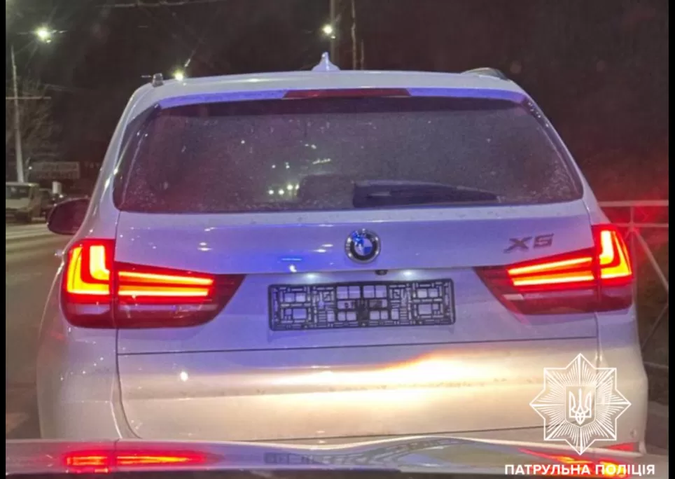У Тернополі патрульні зупинили автомобіль BMW, на якому був відсутній державний номерний знак.