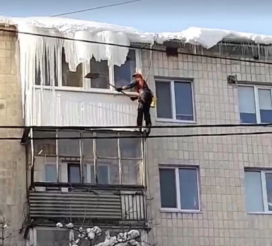 У Тернополі альпіністи збивають бурульки з дахів будинків