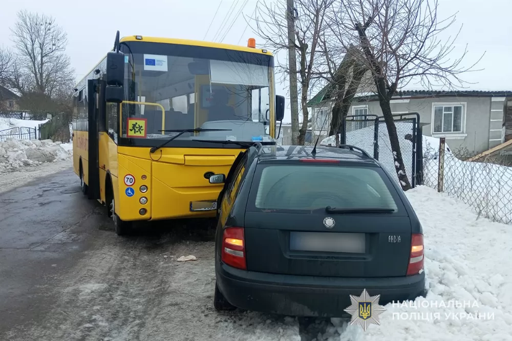 На Тернопільщині шкільний автобус зіткнувся із лекгівкою