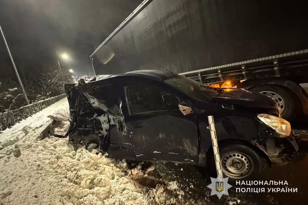 У Тернополі на об'їзній водій "під кафом" розтрощив об вантажівку свою легківку