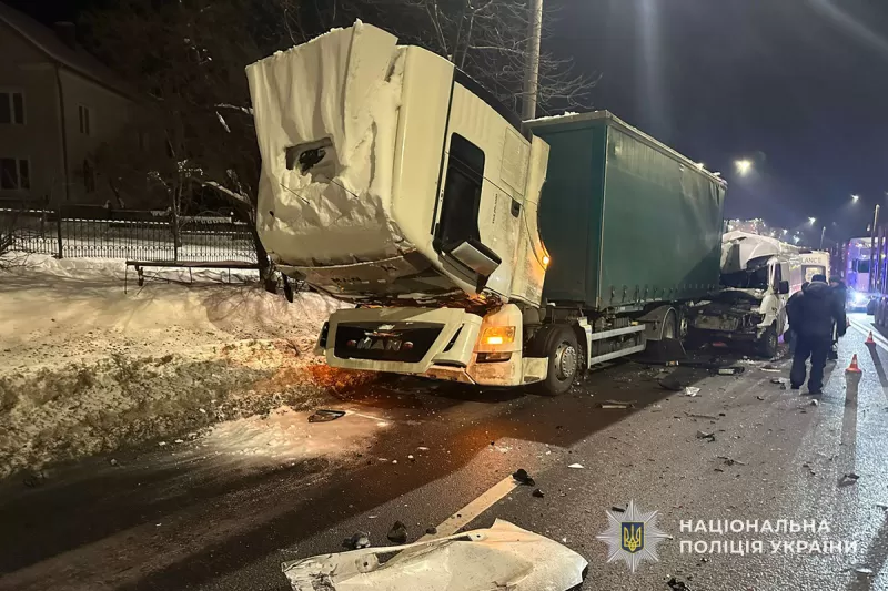 У Великій Березовиці Mercedes Sprinter врізався у вантажівку МАN