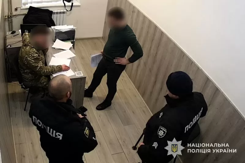 На Тернопільщині посадовця ТЦК затримали на хабарі $3000: суд обрав запобіжний захід