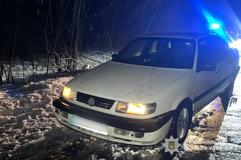 У кюветі під Озерянами п'яний водій намагався "купити" правоохоронців