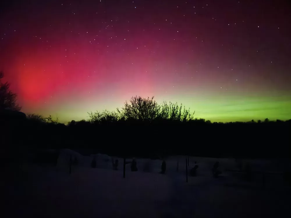 На Тернопільщині нічне небо освітили рідкісні спалахи полярного сяйва