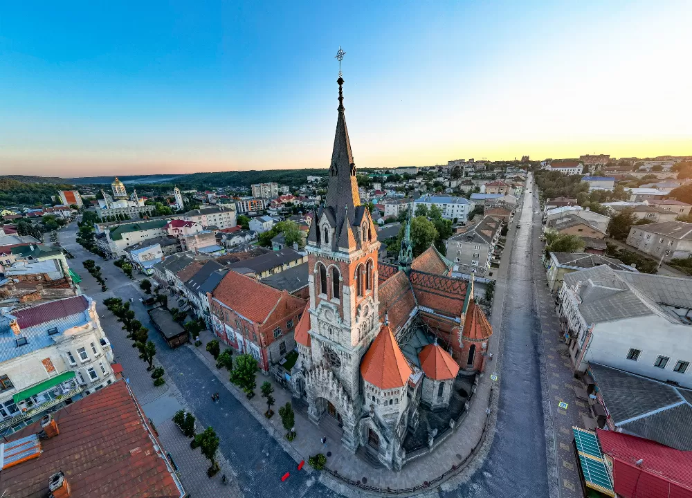 У Чорткові оновлять дорожню розв’язку біля костелу: готують капремонт проблемної ділянки