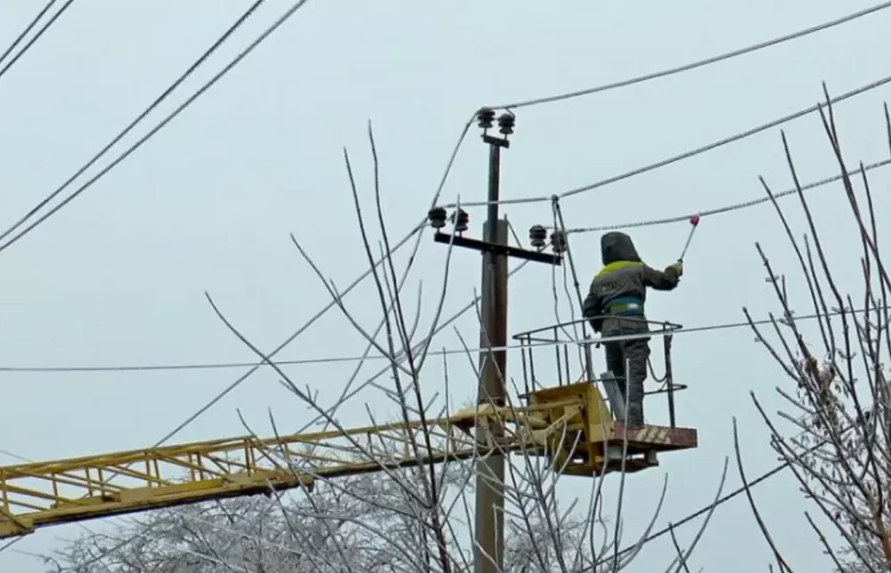 На Кременеччині зафіксовано масштабні відключення електрики