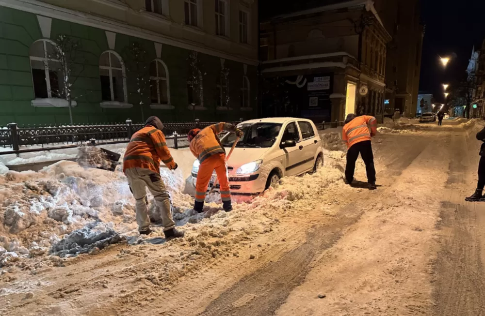 У Тернополі вночі вивозитимуть сніг: водіїв закликають забрати авто