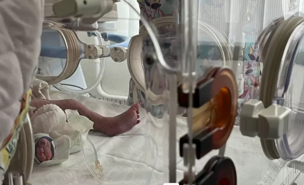 Температуру не можливо було виміряти: лікарі розповіли про стан дитини, яку знайшли у Тернополі в сумці