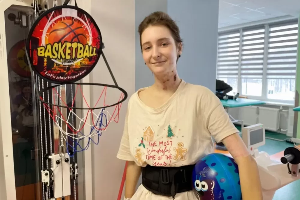 14-річна Настя зробила перші кроки після поранення під час ракетного удару по Тернополю