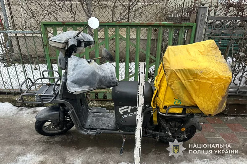 У центрі Тернополі водій на мопеді збив 23-річного пішохода