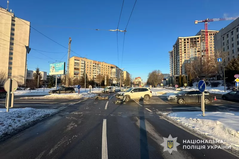 У Тернополі у ДТП зіткнулися водії автомобіля та мопеду