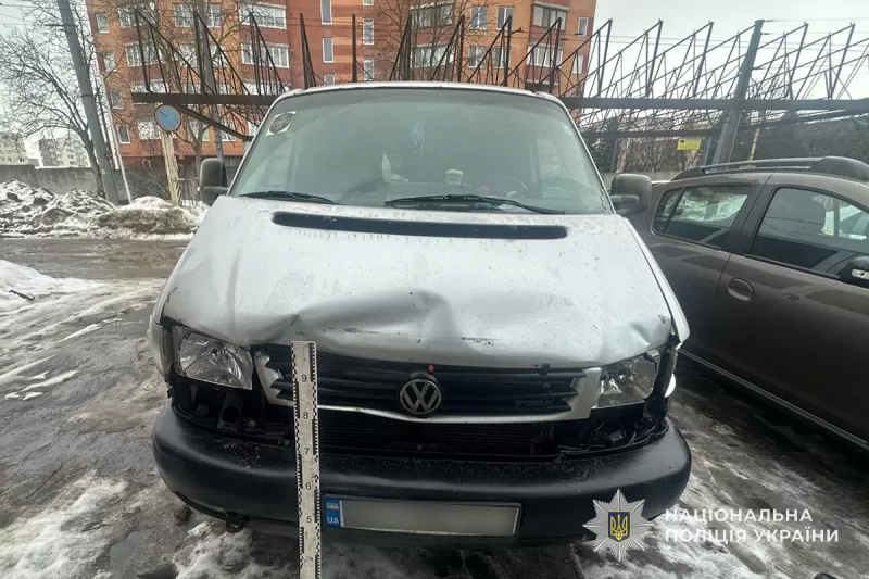 У Тернополі не розминулися бус та ВАЗ: є травмовані