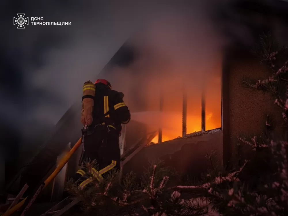 На Бережанщині у Шибалині сусід витягнув жінку з палаючого будинку
