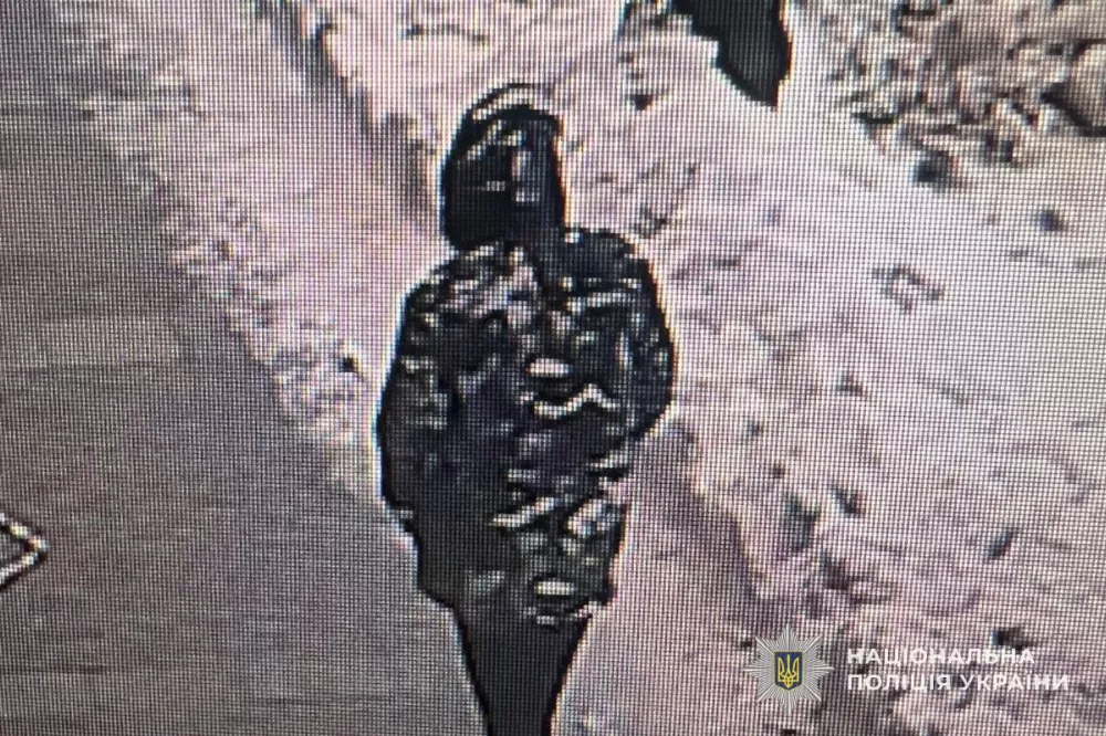 У центрі Тернополя обікрали автомобіль військового