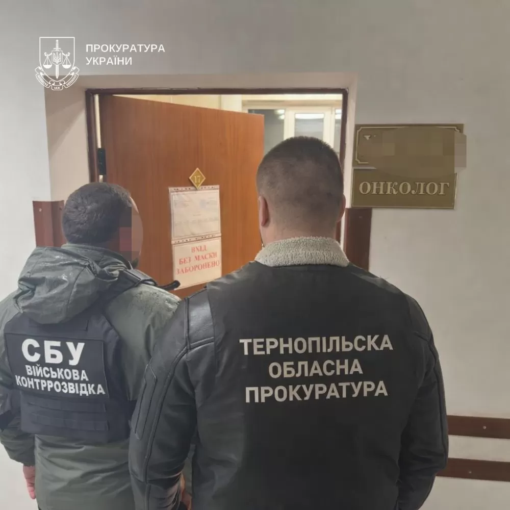 У Тернополі викрили онколога та працівницю медзакладу на хабарі за оформлення інвалідності