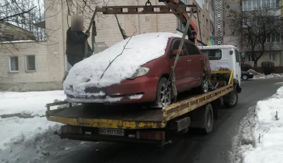 З вулиць Тернополя прибрали ще два покинуті автомобілі